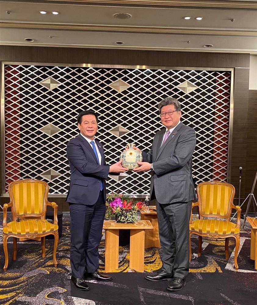Bộ trưởng Nguyễn Hồng Diên tiếp, làm việc với Ngài Koichi Hagiuda Bộ trưởng Bộ Kinh tế, Thương mại và Công nghiệp Nhật Bản